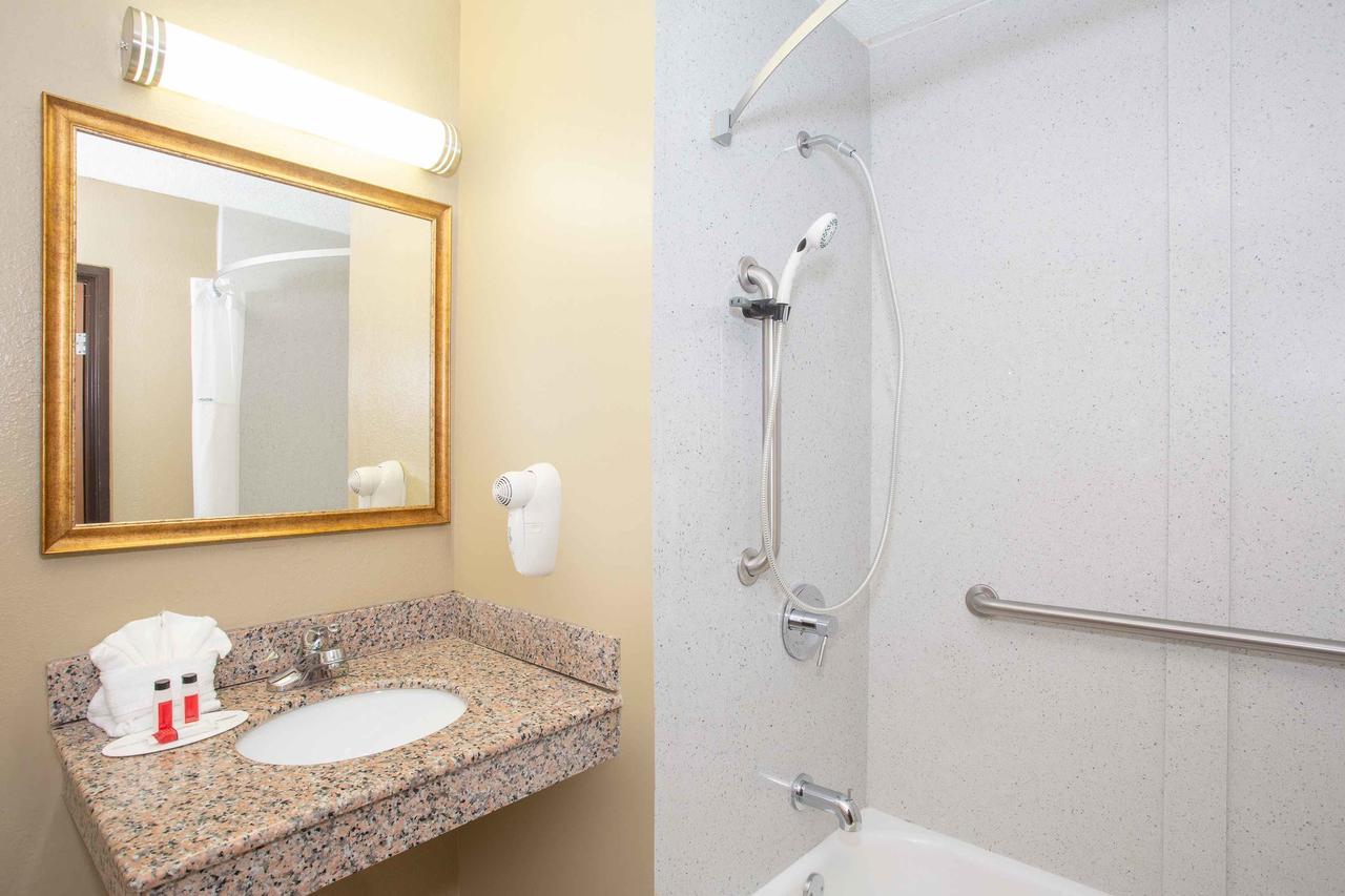 Super 8 By Wyndham Panama City Eksteriør bilde